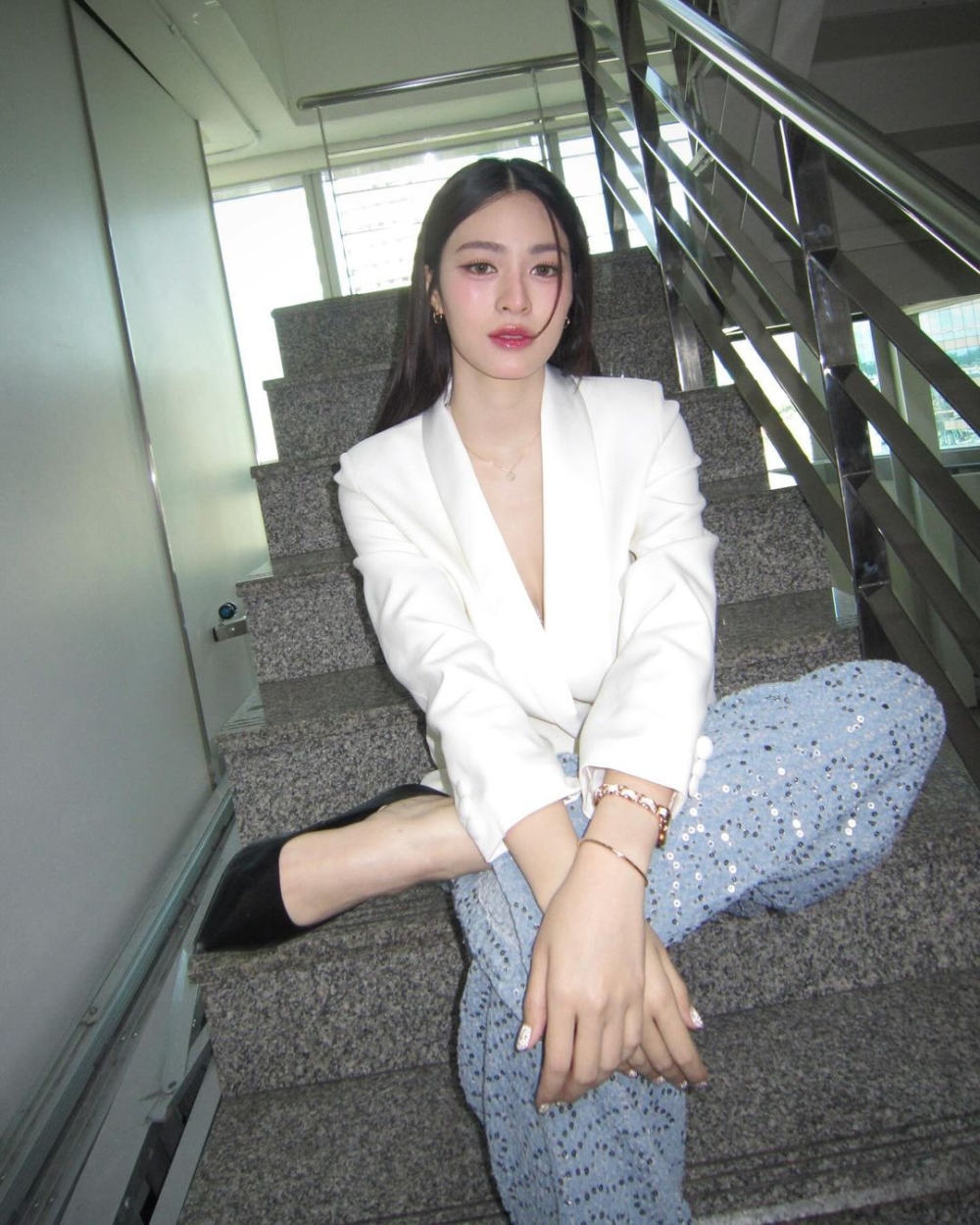 鄺玲玲從小在香港長大,到了17歲才回到泰國