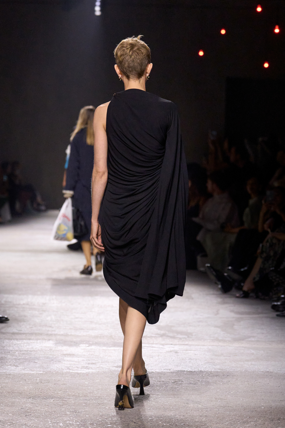 青蛙攀附在鞋跟