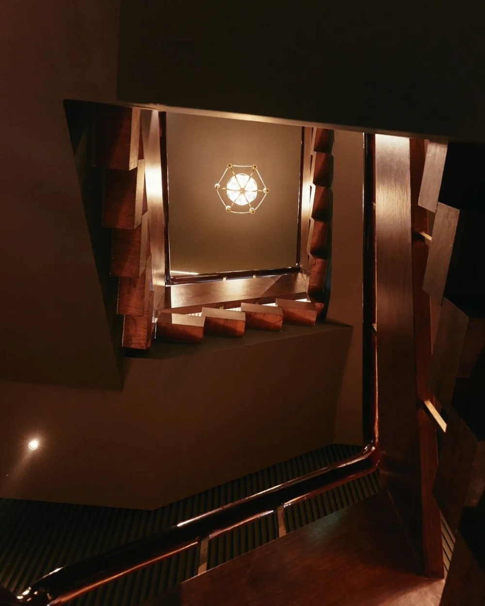 店內保留許多老宅元素，像是門鈴、壁櫥和樓梯等