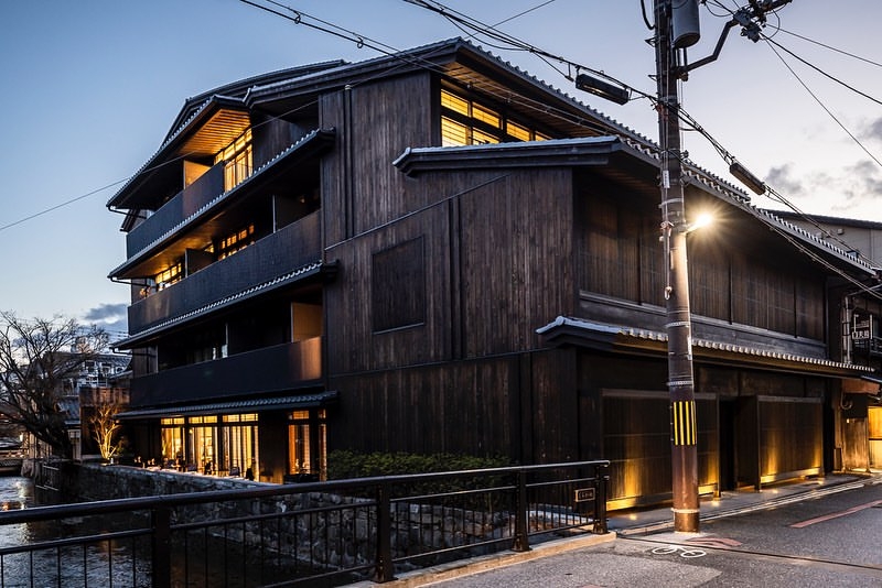 巧妙地將現代建築元素與傳統日式美學融合