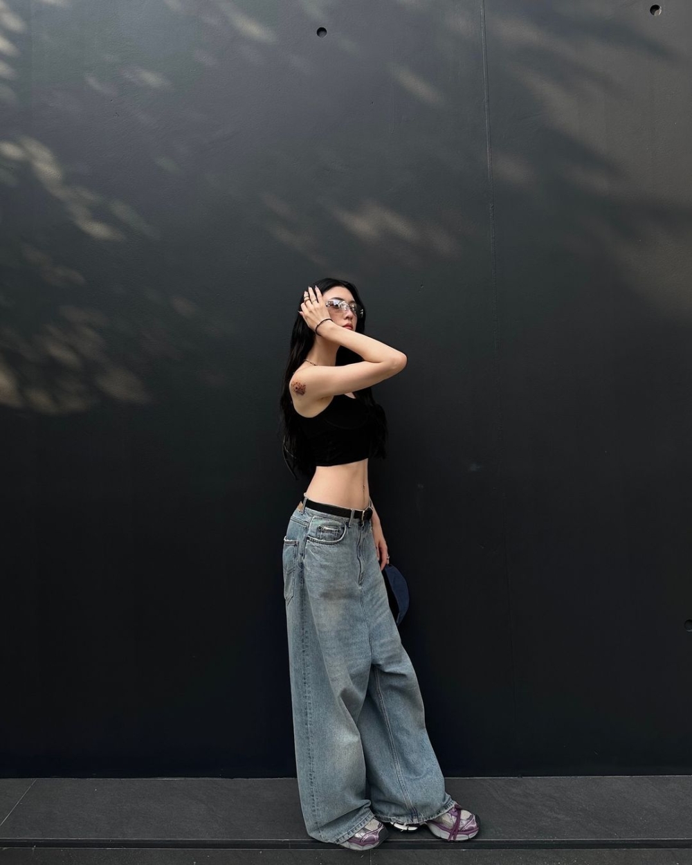 選擇較為硬挺版型的褲子，有點支撐度且不至於軟塌塌的貼在身上