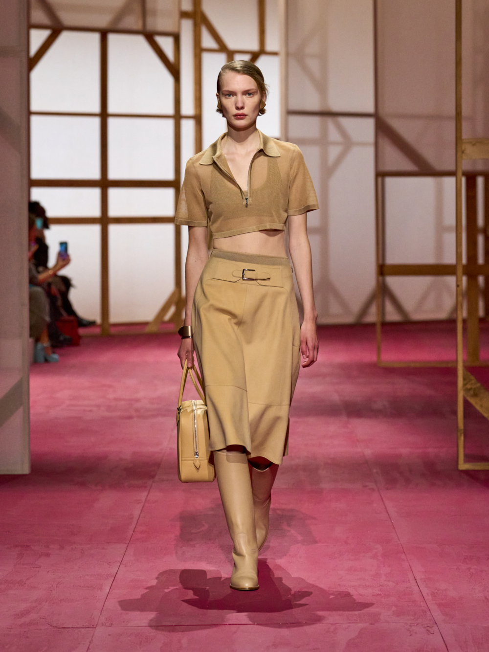 Hermès以米白、卡其、棕色等大地色系作為主軸