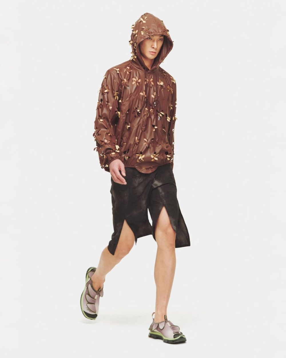 Juntae Kim開始探索服裝的結構，進而在設計中結合柔美與力量