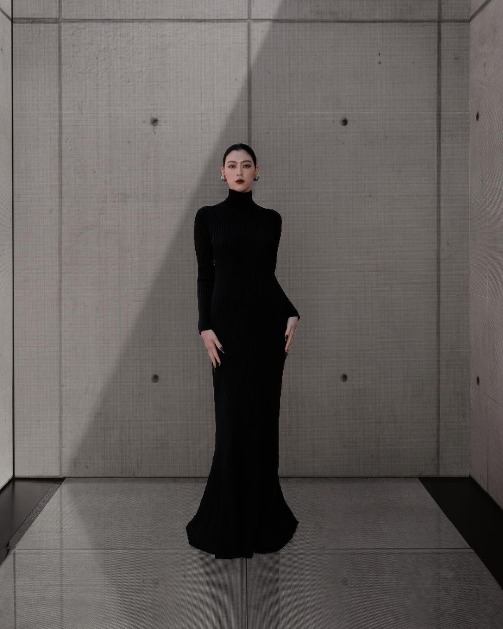 身為模特兒的三吉彩花有著高挑修長的好身材