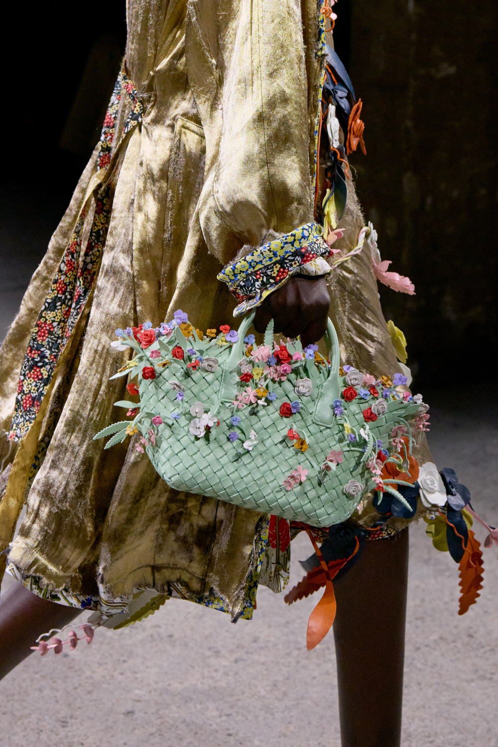 滿溢出花朵的編織手袋像個花籃