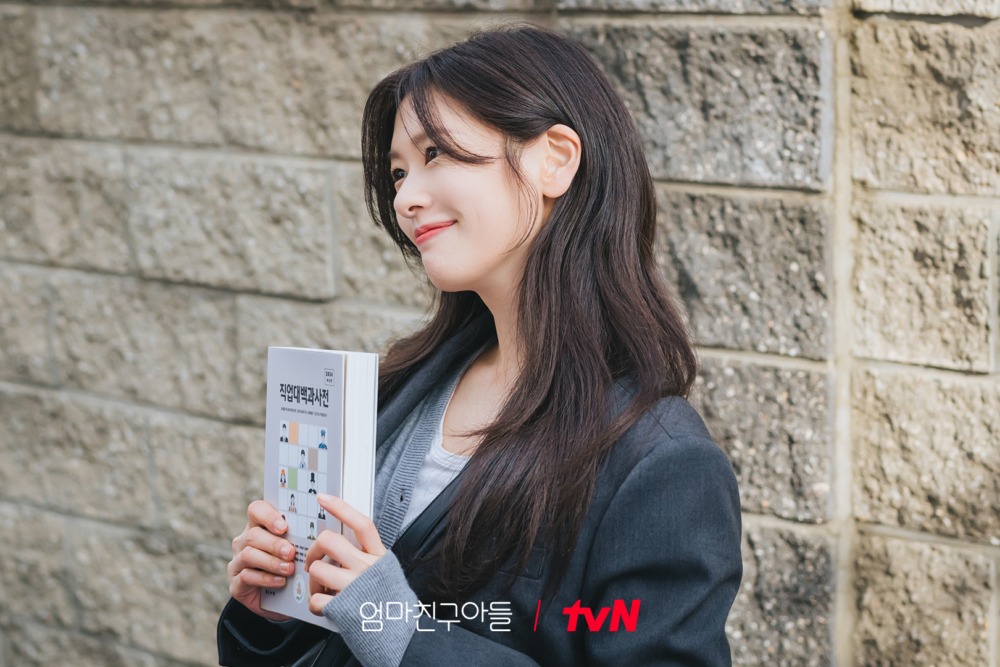 庭沼玟在劇中最常出現的就是職業套裝