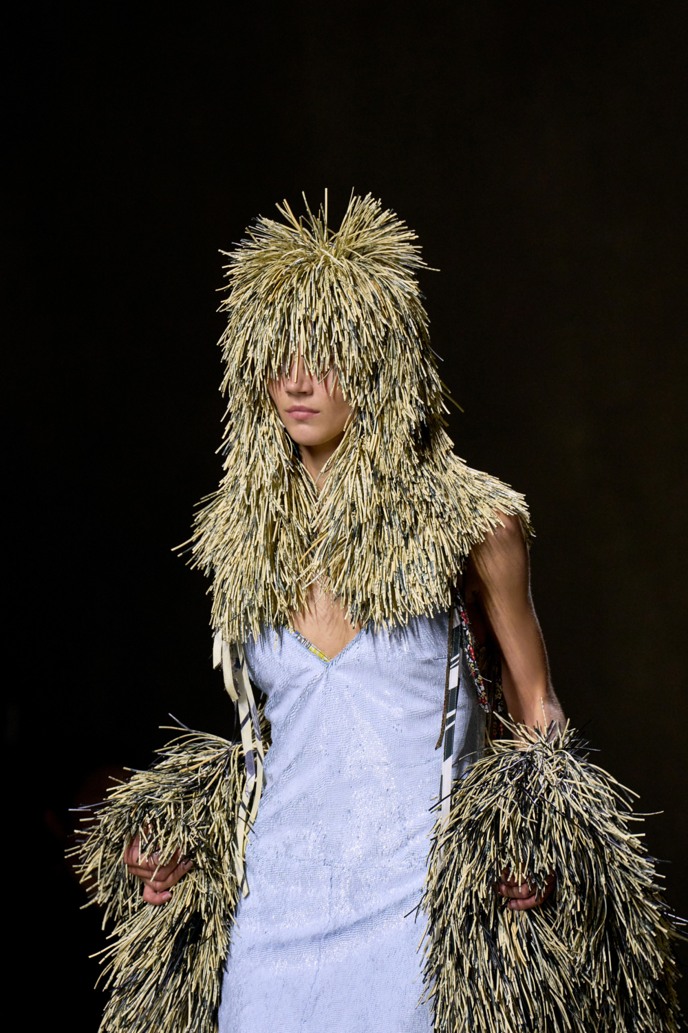 整頭的皮革流蘇展現工藝