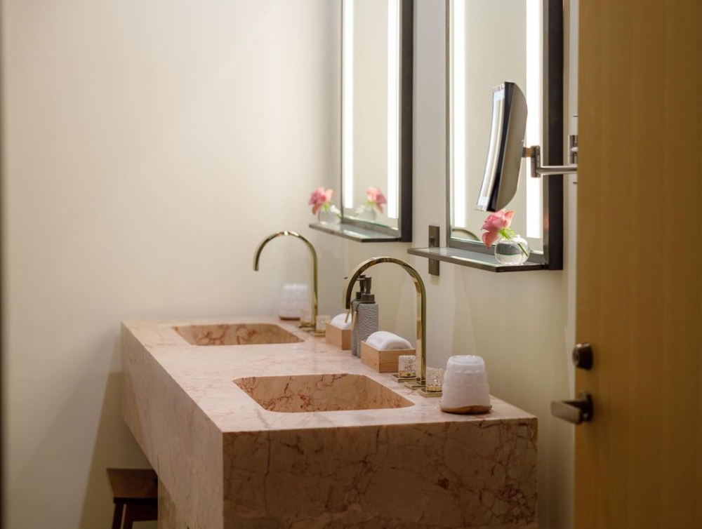 檜木浴缸、大理石梳妝台、天鵝絨般柔軟的榻榻米地板處處都是細節