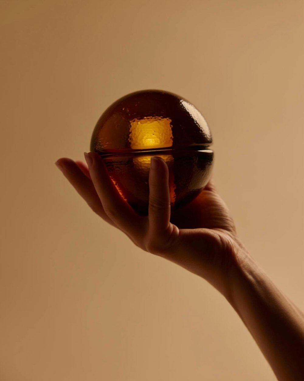 由兩個由熔融玻璃硬化的半球體組成