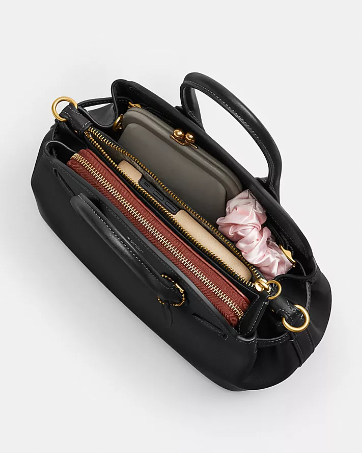 小尺寸的26也有中央拉鍊隔層、兩個開放式隔層