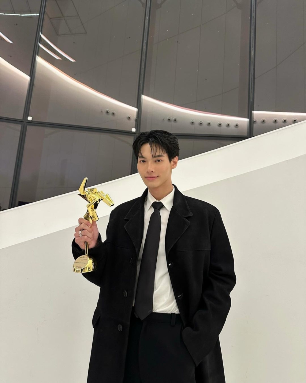 鄺玲玲日前被拍到和泰國頂流演員Win一起在韓國街頭約會