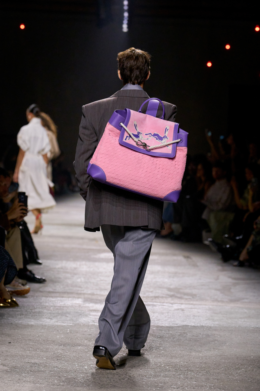 粉色大手袋是亮點