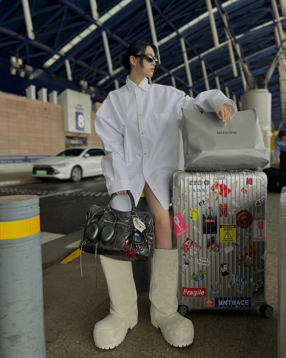 Balenciaga的廓形白色大襯衫，寬鬆卻具有一定硬挺度