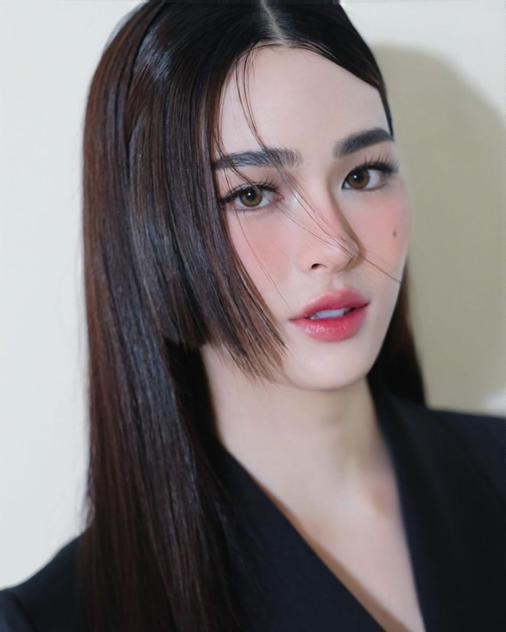 鄺玲玲獲選為泰國孔敬Khao Suan Kwang市舉辦的選美小姐比賽冠軍