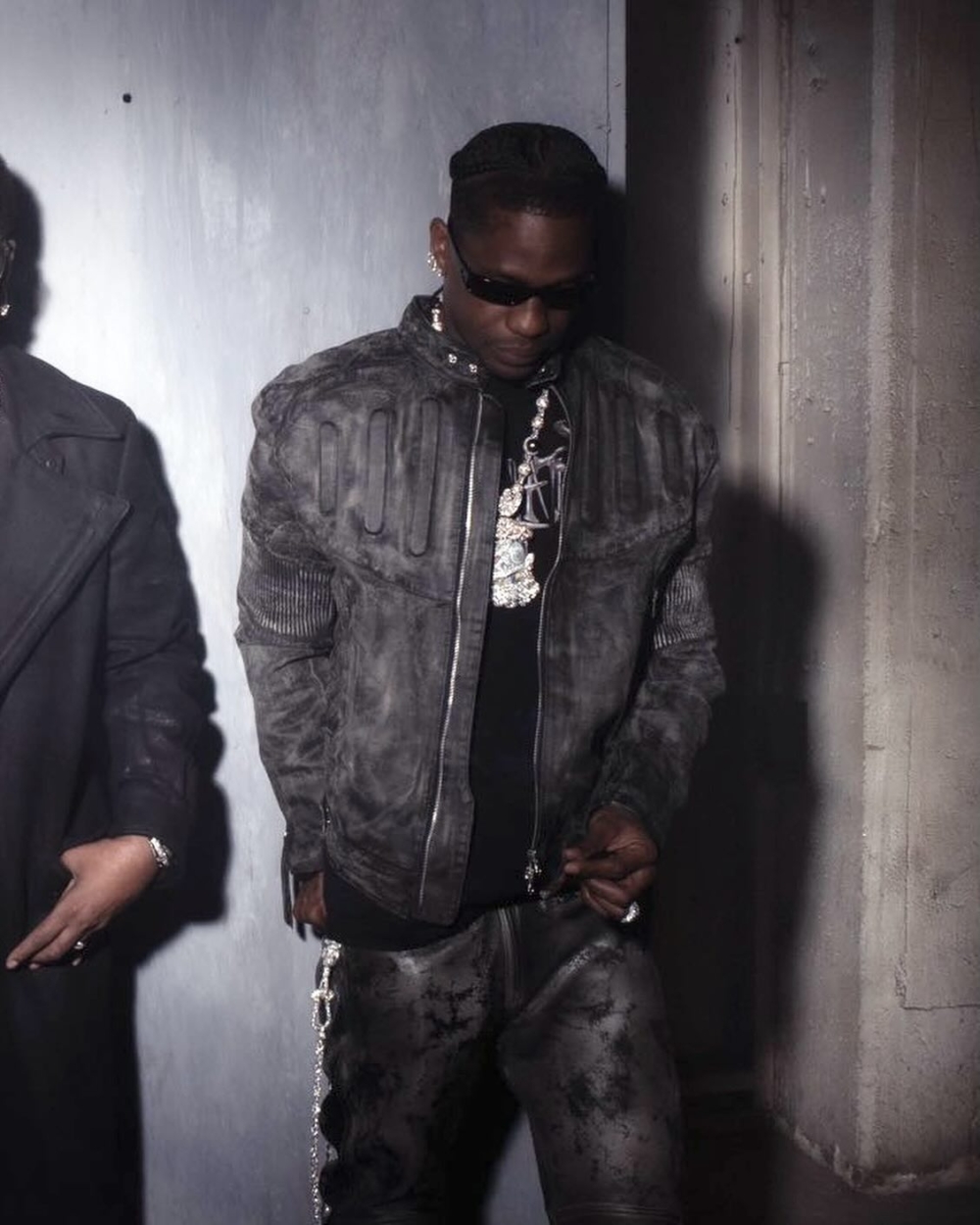 Travis Scott也曾穿上Juntae Kim設計的復古刷舊皮衣