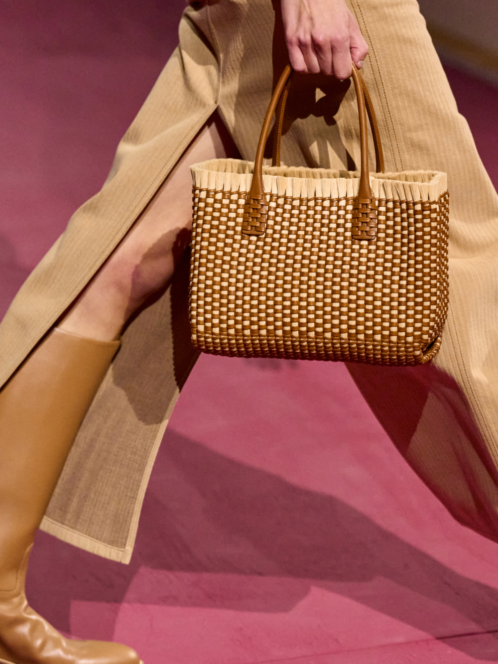 提把與手袋的銜接處也是編織設計