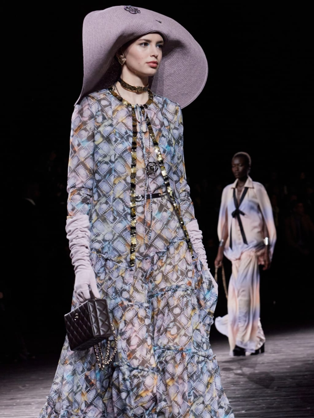 雙C Logo綴以手袋正面。