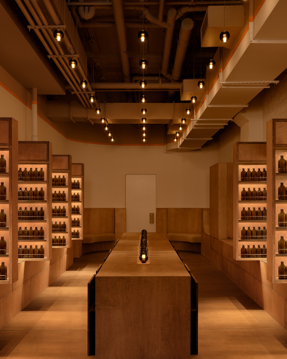 懸掛在天花板和店面旁邊，營造出遊客回家的感覺