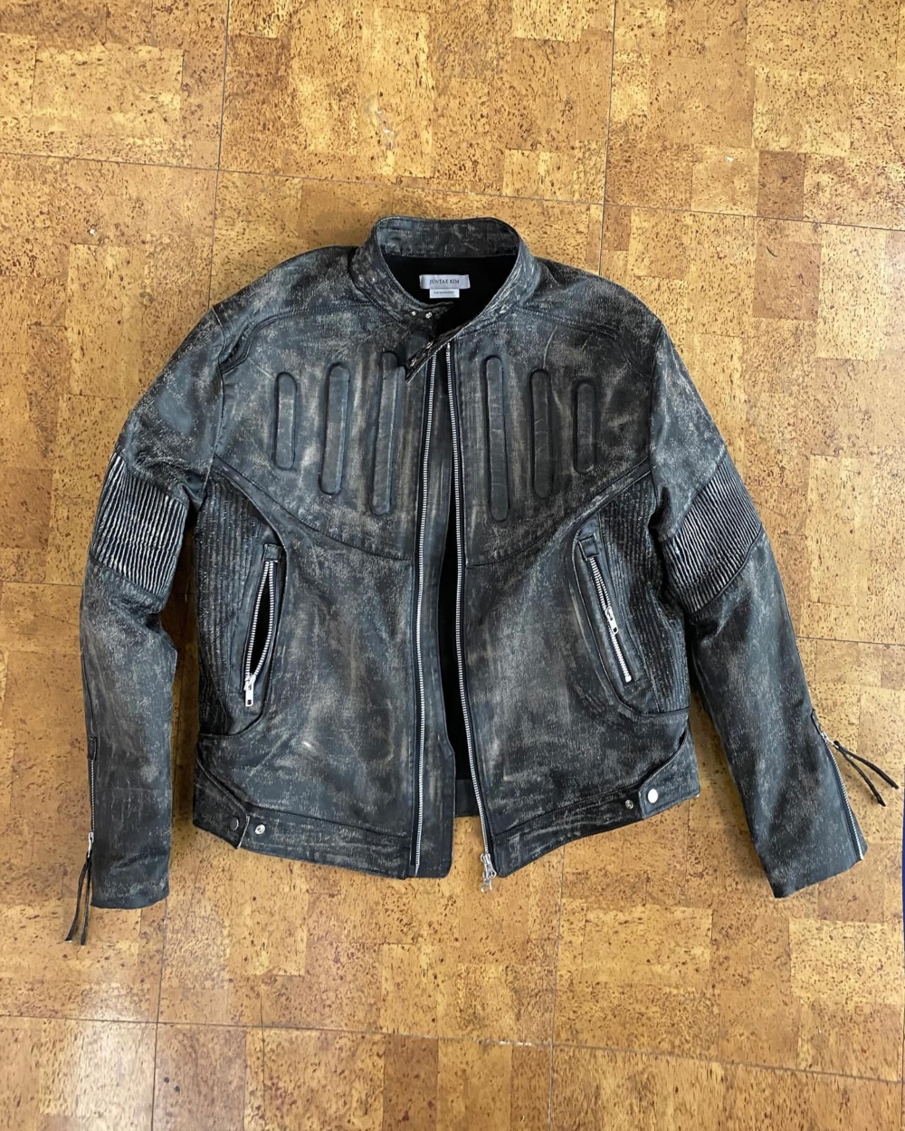 Juntae Kim代表了韓國時尚設計的新一代