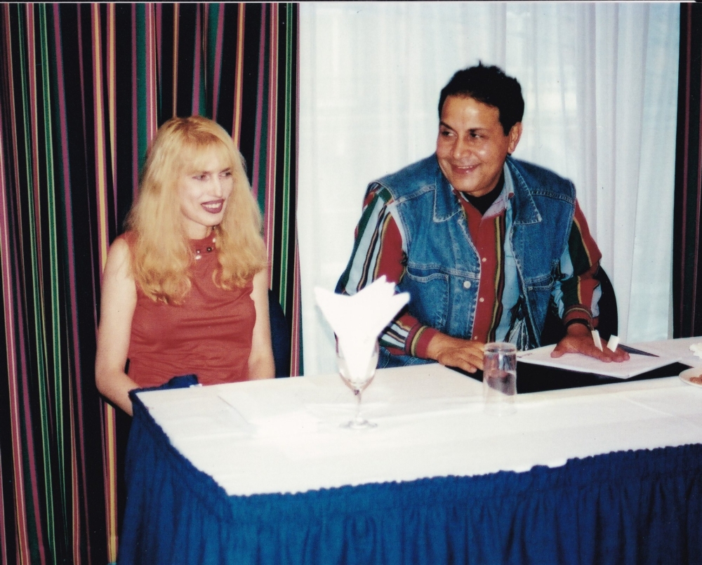 Samantha因緣際會下接觸變性人俱樂部,當時她認為變性就是解決她所有問題的方法