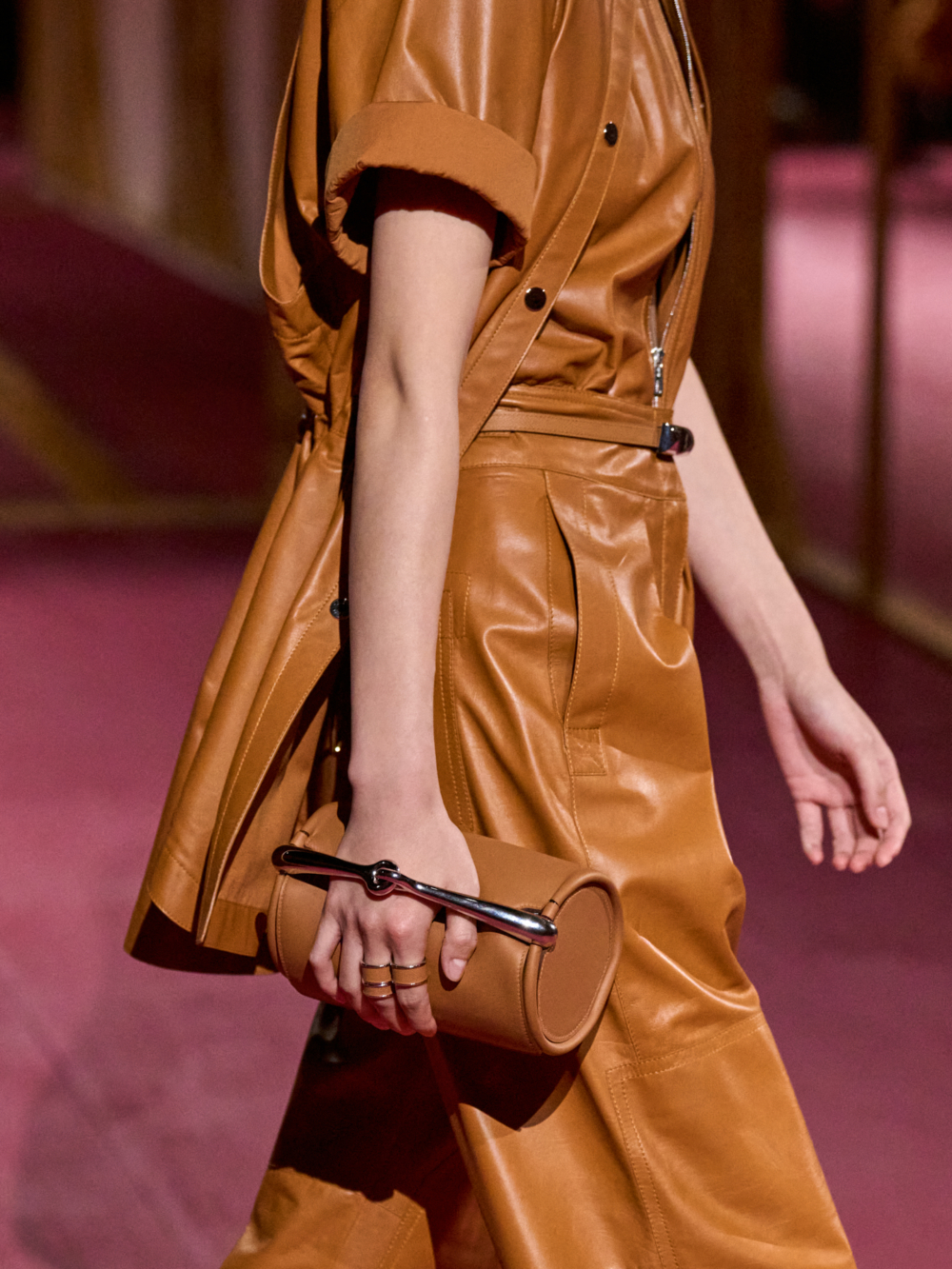 金屬提把讓手袋展現時髦樣貌