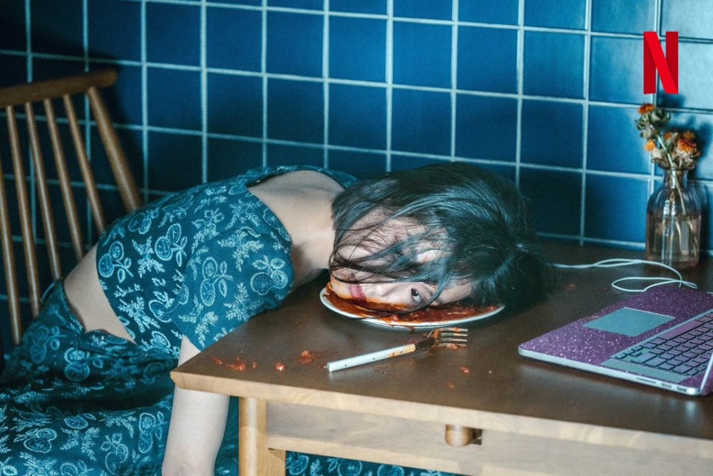 高旻示憑藉顛覆以往的破格演技,營造出令人心寒的驚悚感,贏盡口碑。