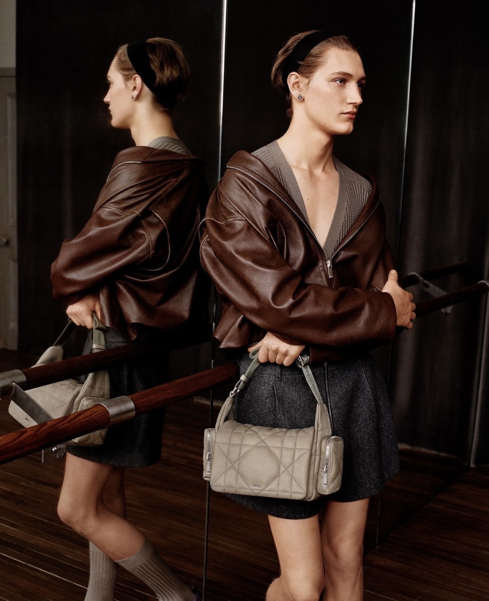 手袋無論是手拎或是斜背都相當脫俗清新。