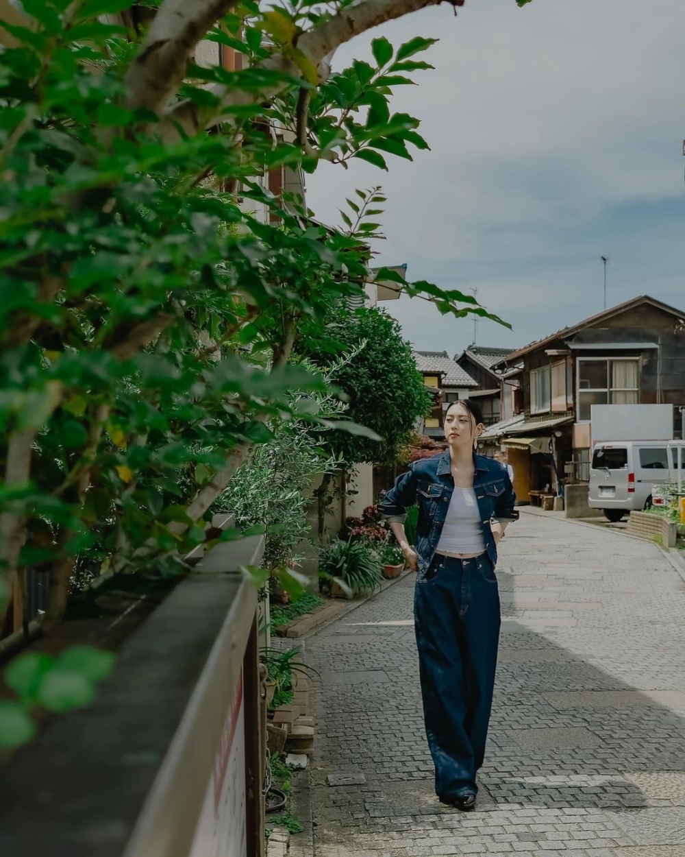 除了黑白灰，三吉彩花最常上身的就是基礎款的牛仔單品