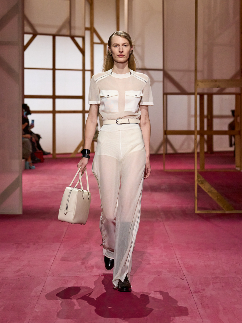 Hermès服裝展現極簡的老錢風