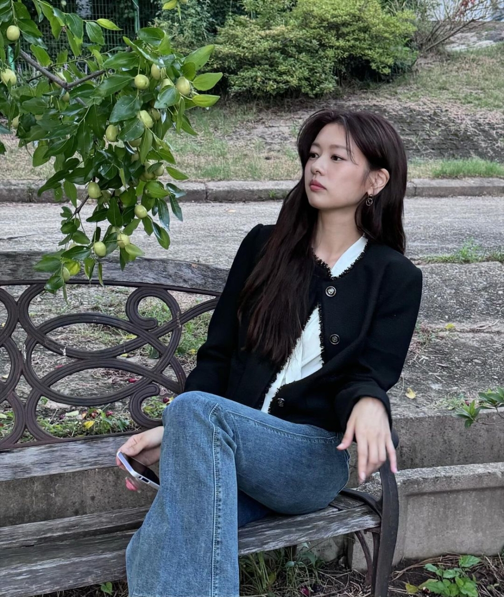 內搭白色上衣,外面選擇黑色粗花呢外套