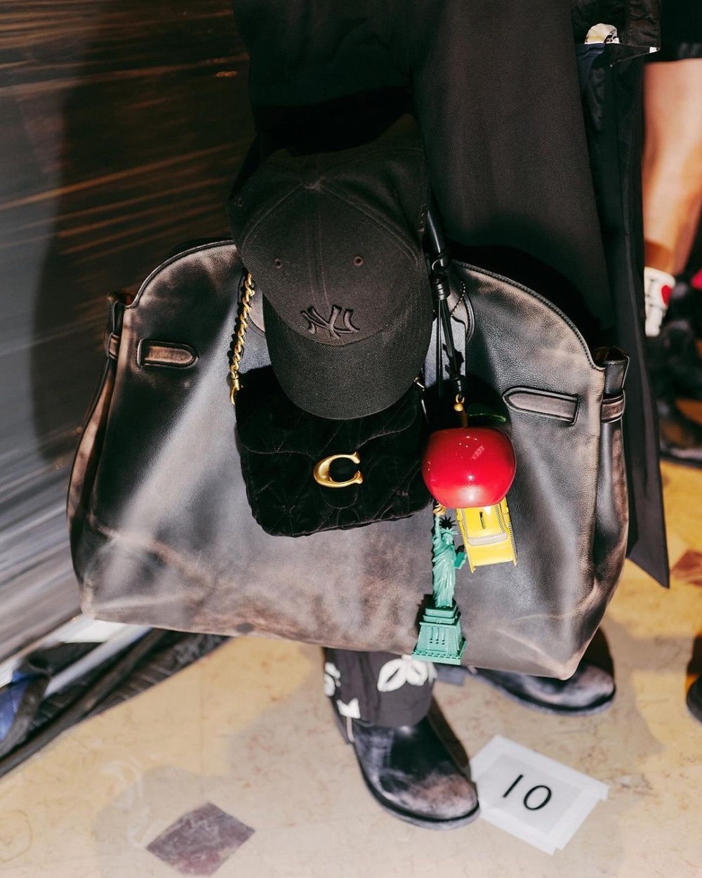 上面直接掛了一個TIMES SQUARE TABBY 17單肩手袋