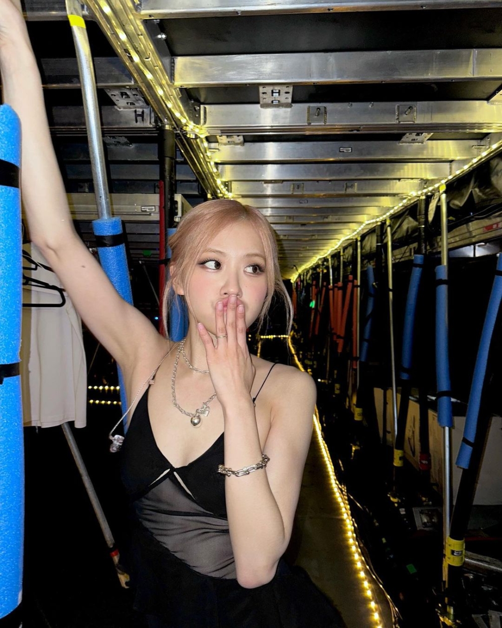 BLACKPINK成員Rosé都將個人專屬合約簽給TEDDY