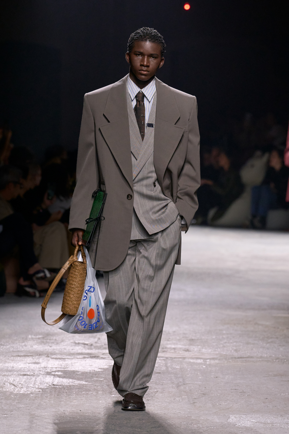 寬大的西裝外套像小孩偷穿大人衣服