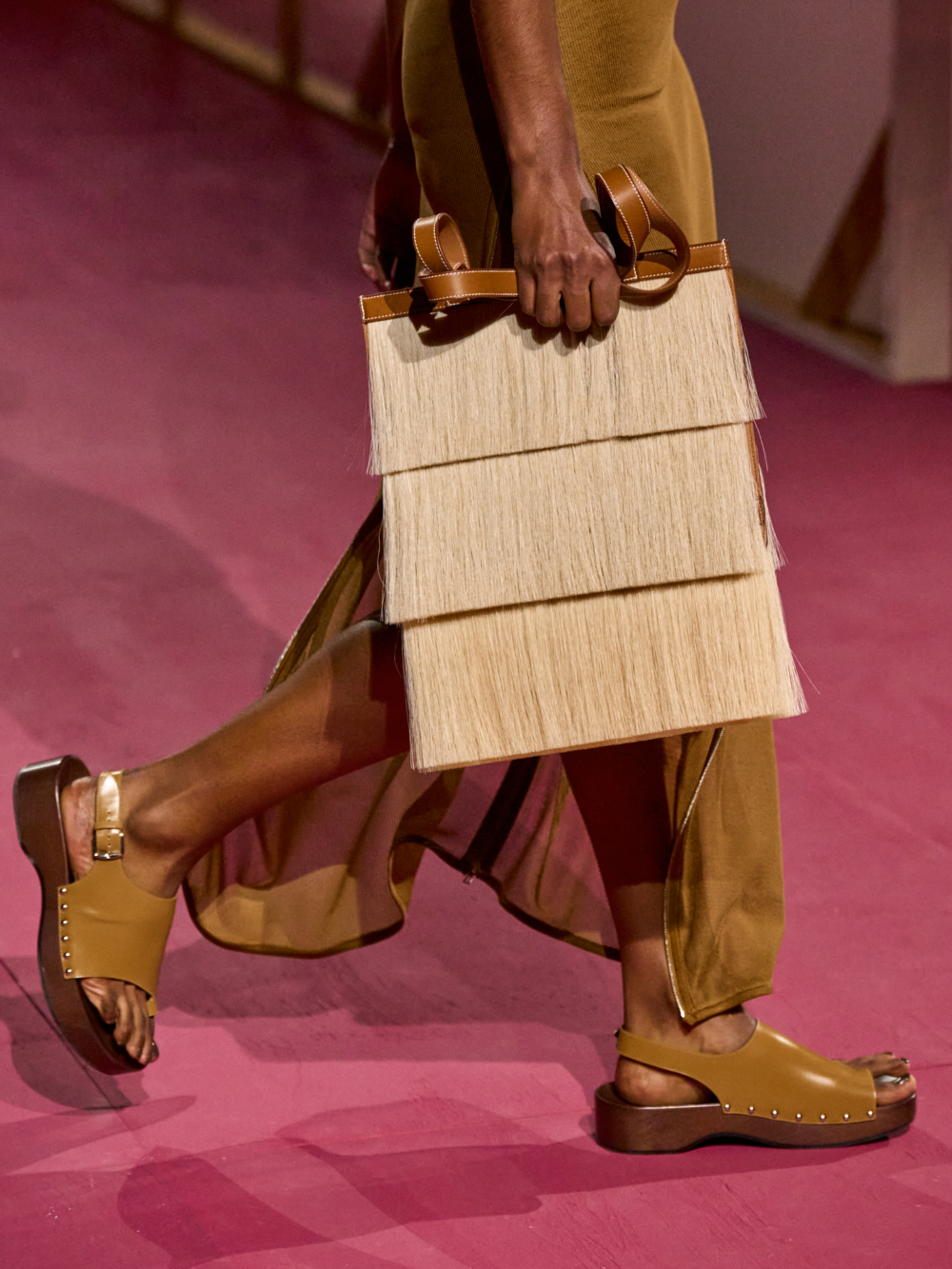 手袋上面的纖細流蘇，在走動時搖擺飄散，看起來自由又率性