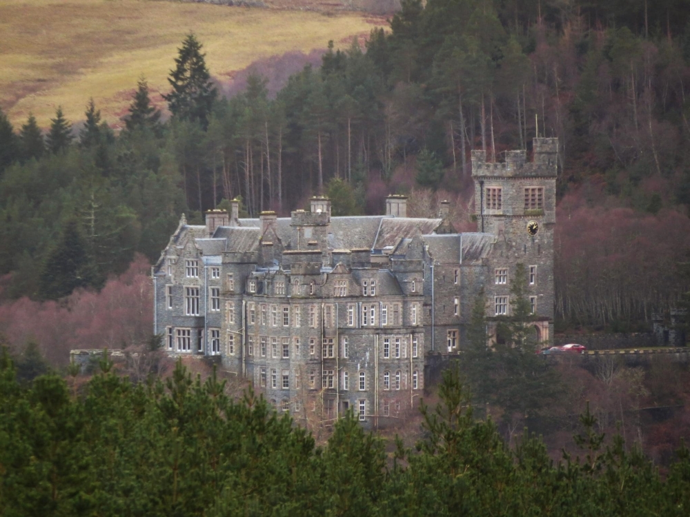 成為女人的Samantha買下了蘇格蘭高地一棟擁有百年歷史的城堡