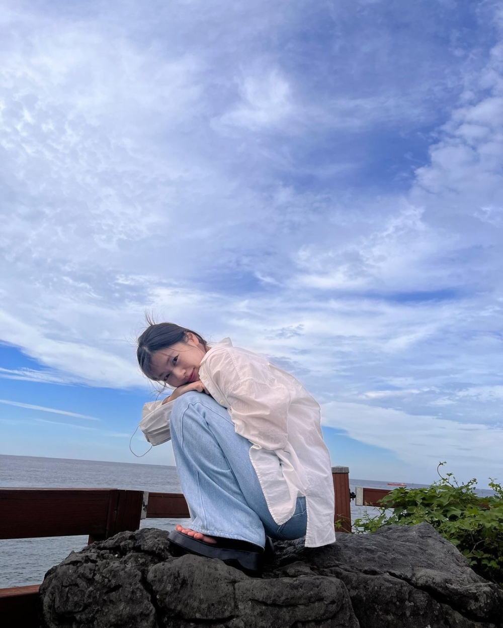 庭沼玟也喜歡將襯衫當作外罩