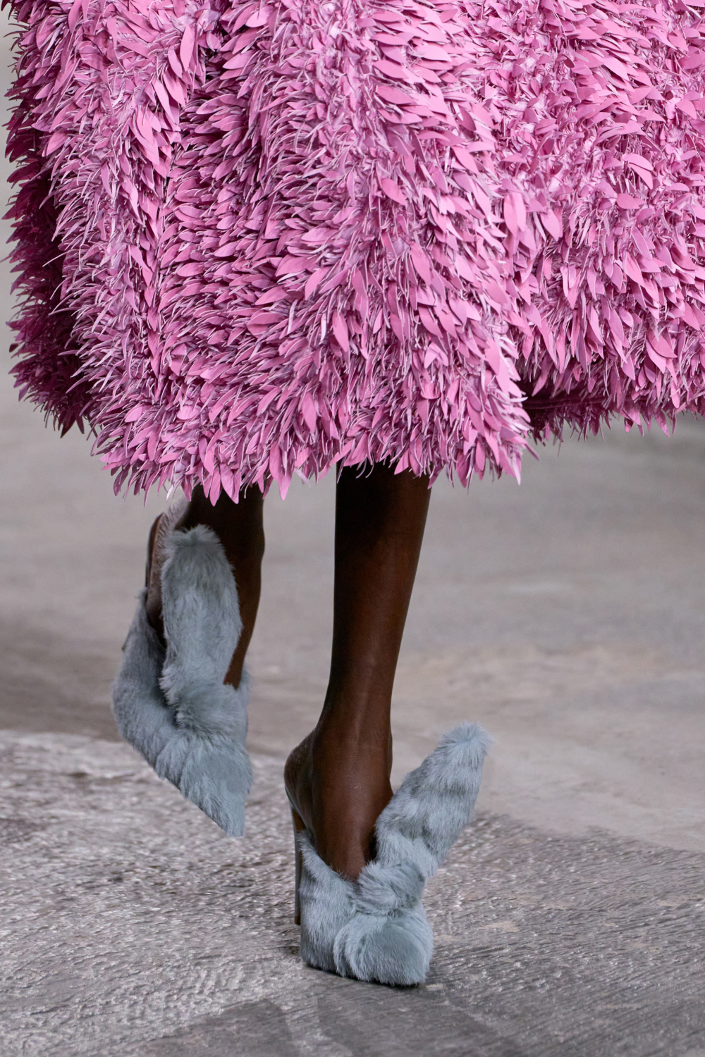 絨毛兔耳朵點綴在鞋子上