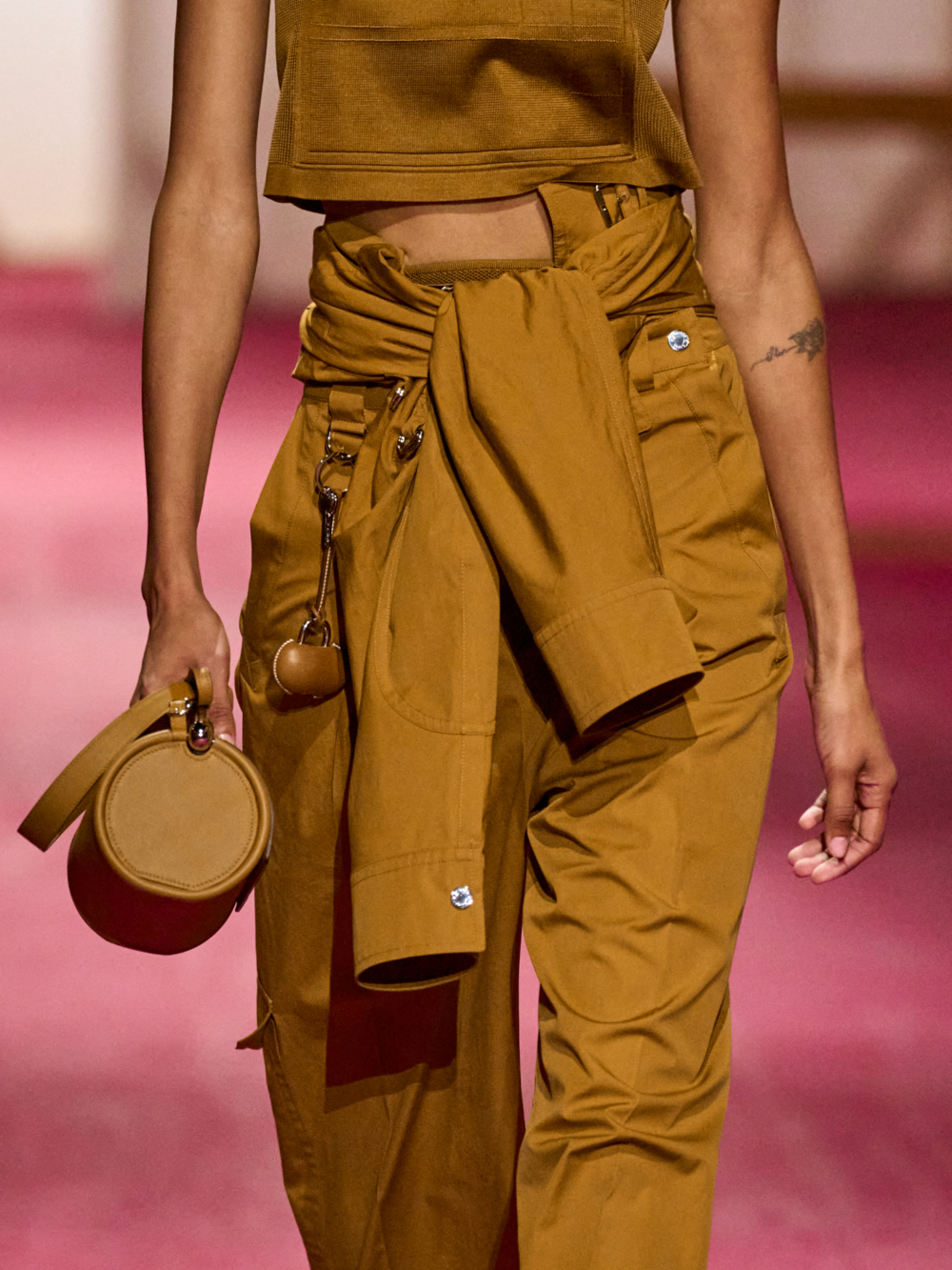 圓筒手拿袋小巧可愛