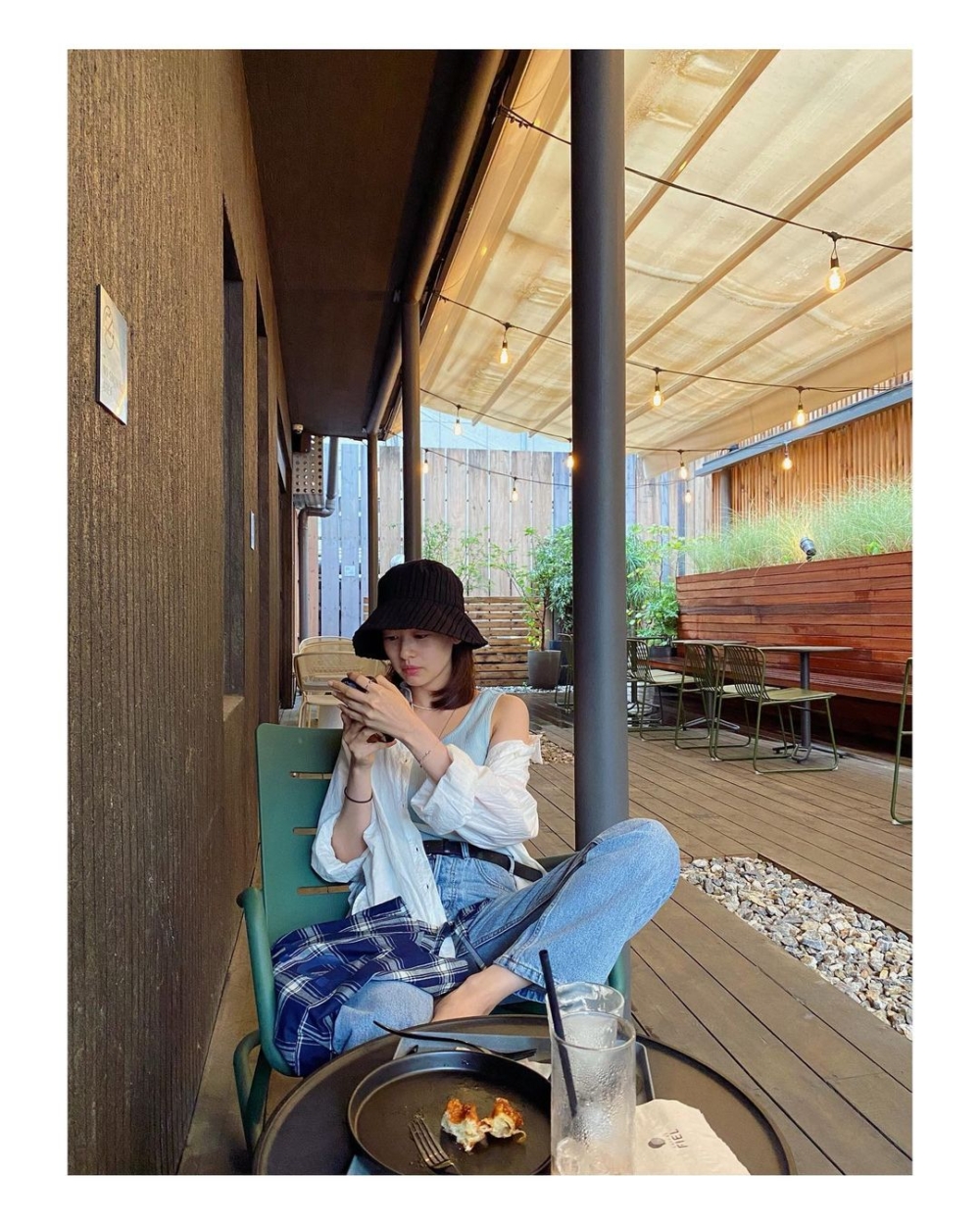 同色系的背心、白色襯衫打造夏天的清爽感