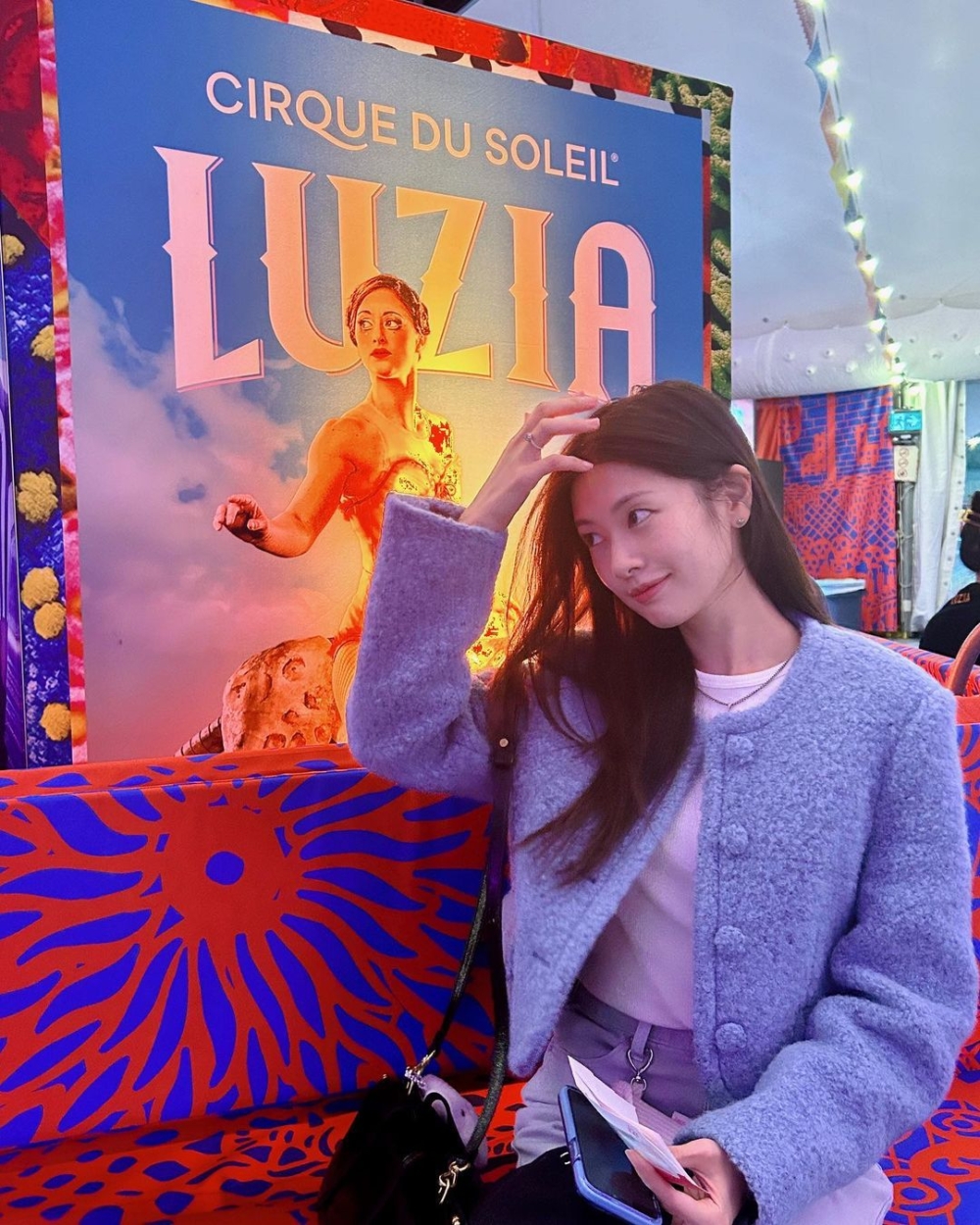 寶寶藍色的粗花呢外套很可愛