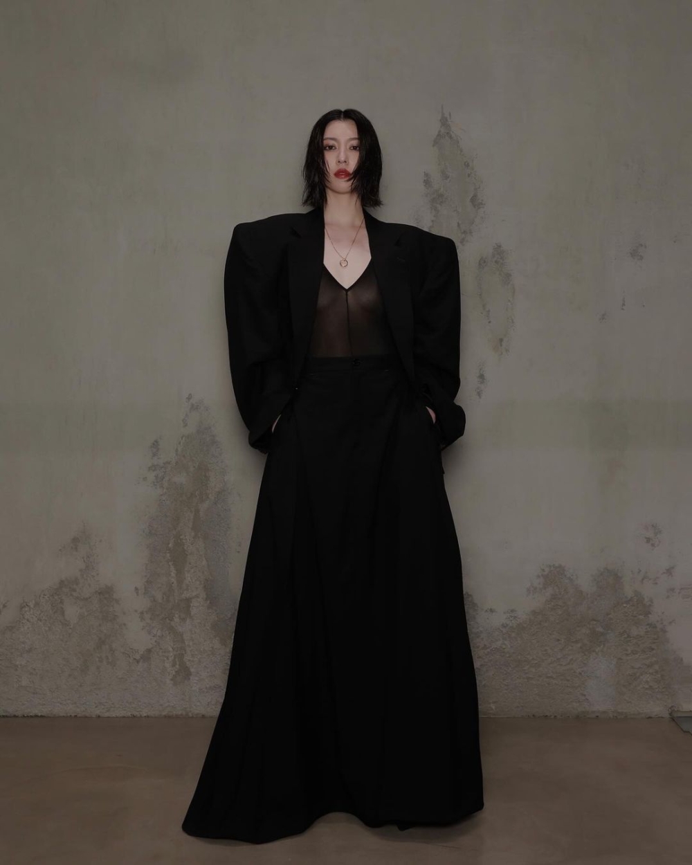 廓形單品能展現氣勢之外，特殊的剪裁也會讓時髦感倍增