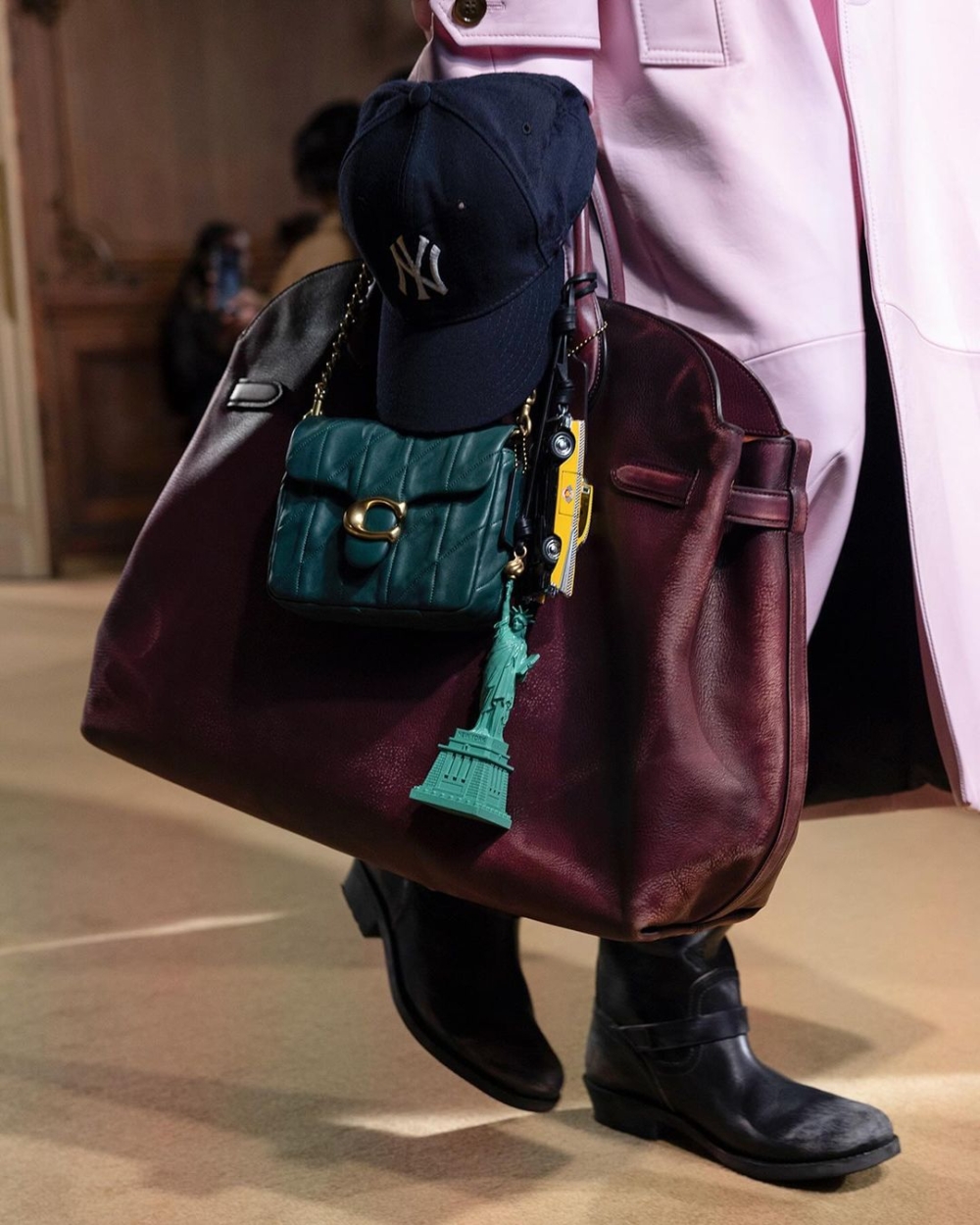 Coach在2024秋冬時裝騷首度亮相Empire Carryall新款手
