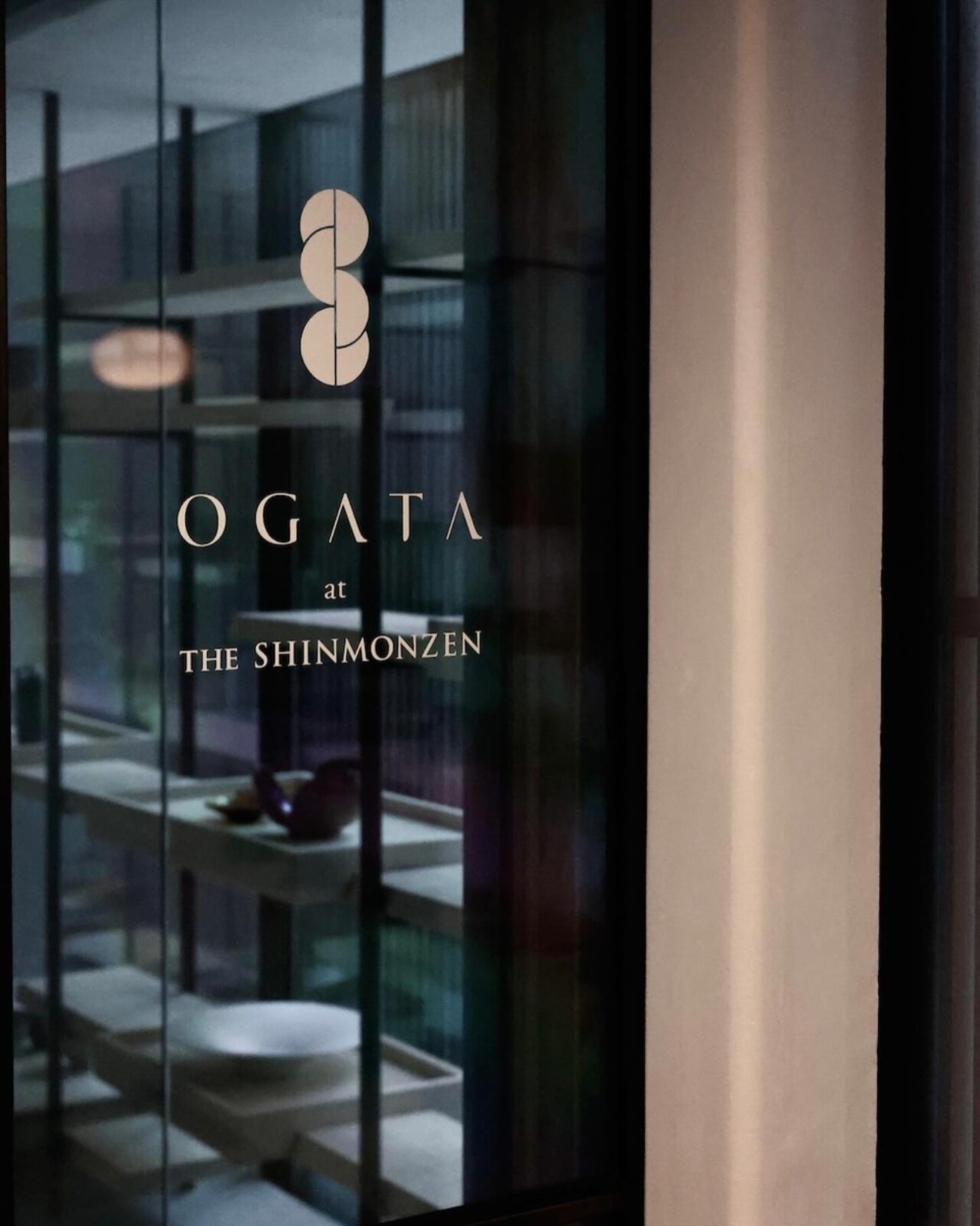 店內販售精選日本茶、糖果、工藝品和香水