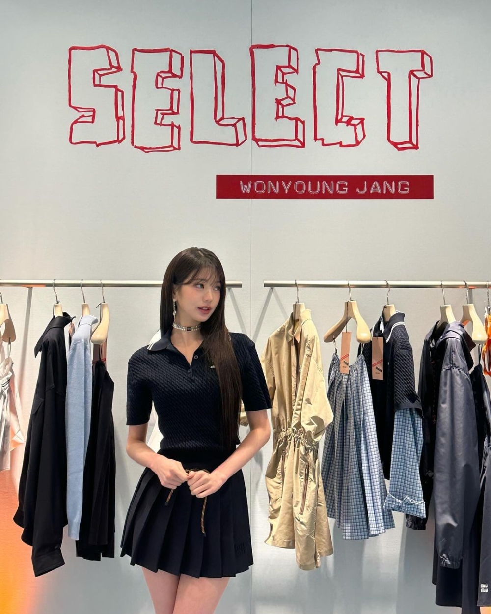 修身版的Polo Shirt，搭配迷你裙俏皮可愛