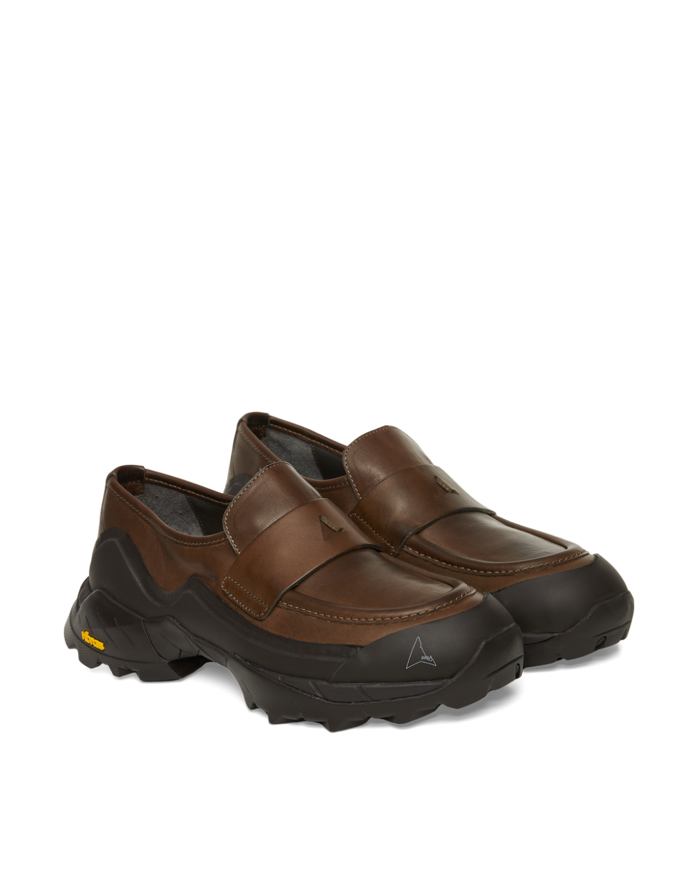 灰棕和黑兩種顏色,在戶外運動中可以擔起重任,日常穿搭更是毫不遜色