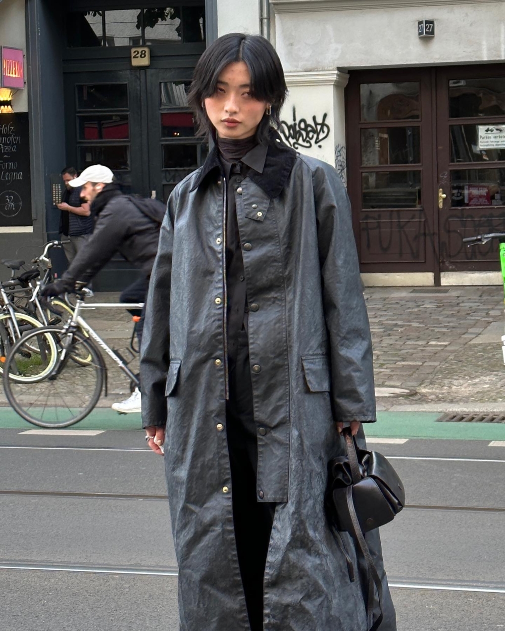 風衣外套的外型,為造型更添個性