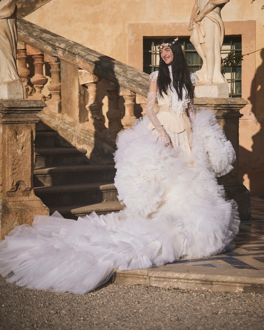 Mariacarla Boscono並沒有選擇傳統婚紗,而是以傳統元素融入現代