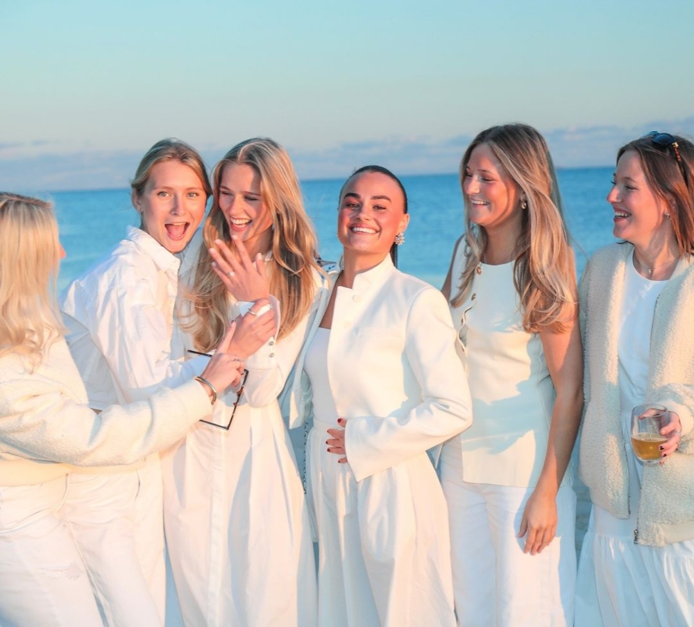 朋友及家人見證了他們的重要時刻。