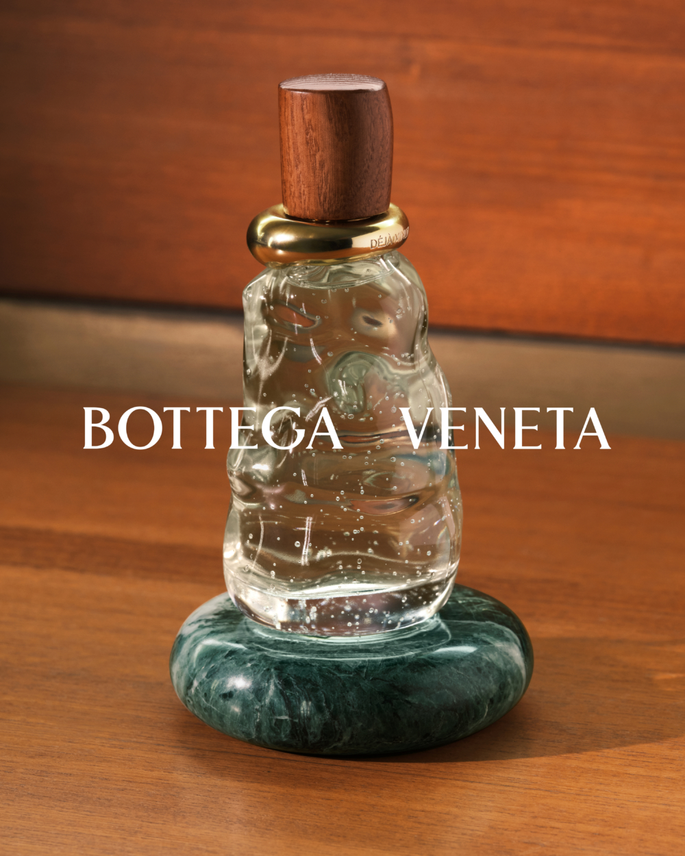 將來自不同國家和地域的100% 天然原料融合在一起，編織成具有情感的香水