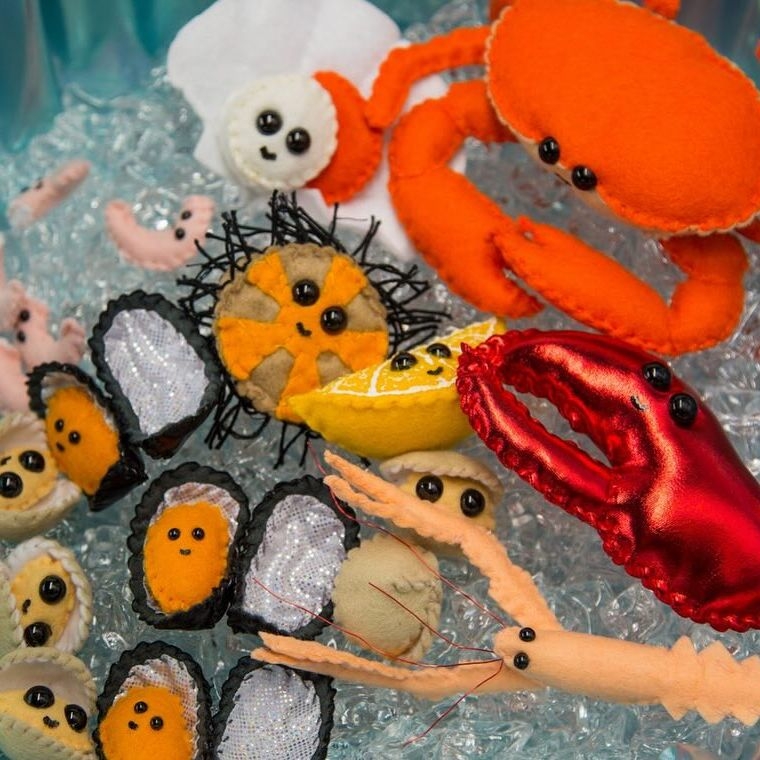 不論是食物、水彩用具、手錶...等日常小物皆可以羊毛氈化